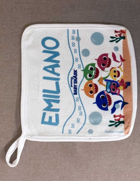 toalla con nombre y figura babyshark en sublimación