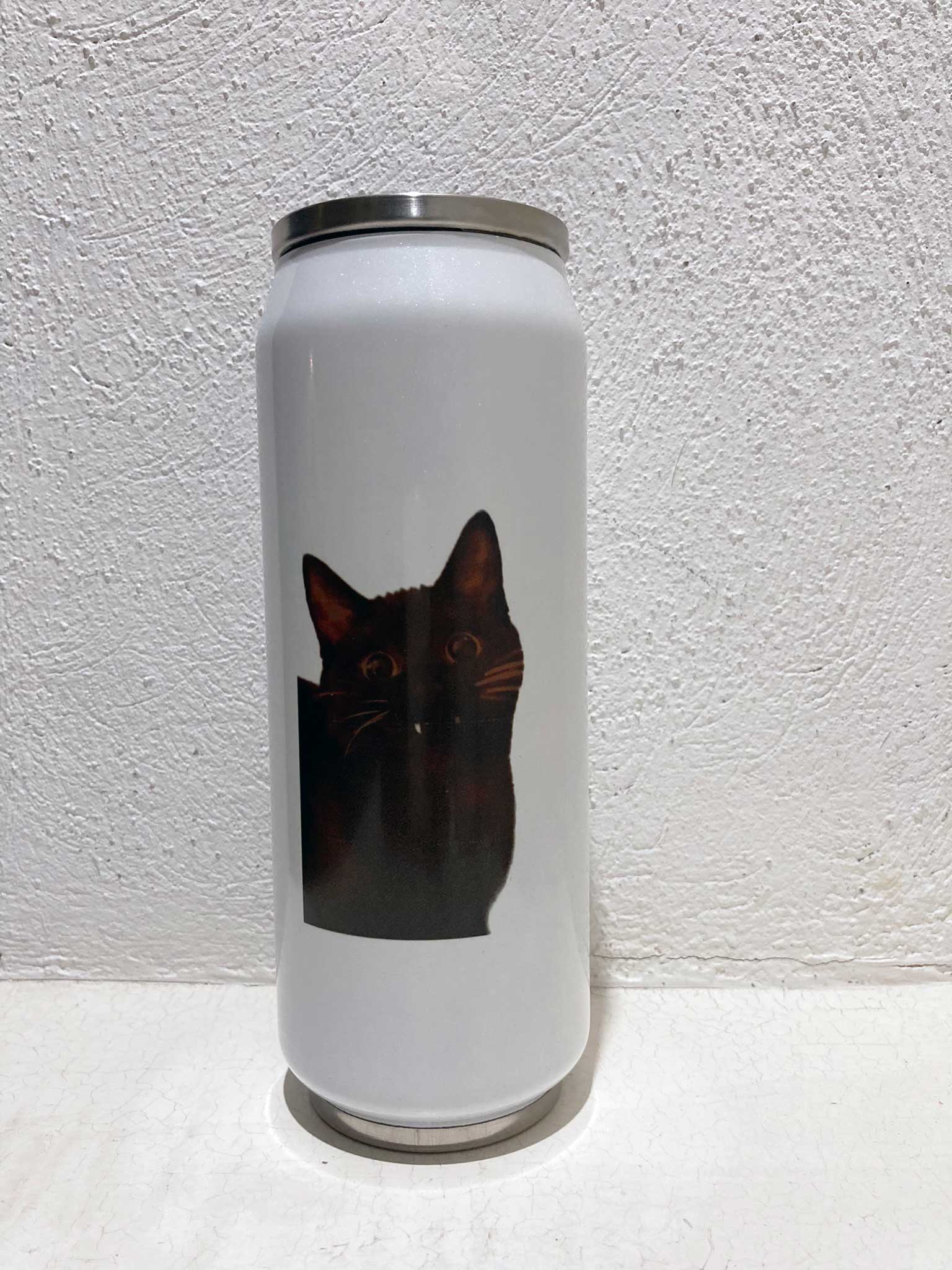gatito negro en termo térmico