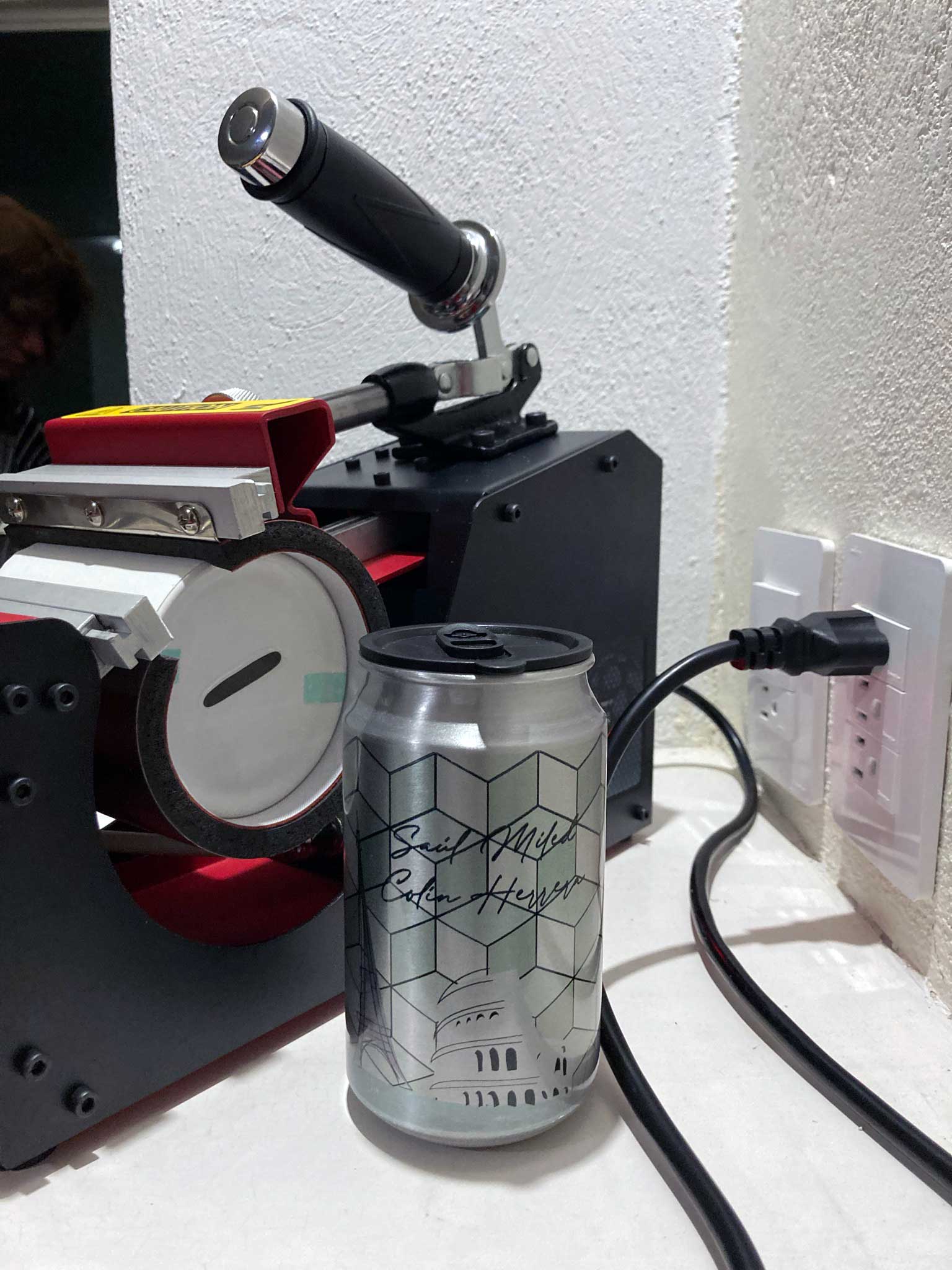 Lata de aluminio con tapa de plástico hermética