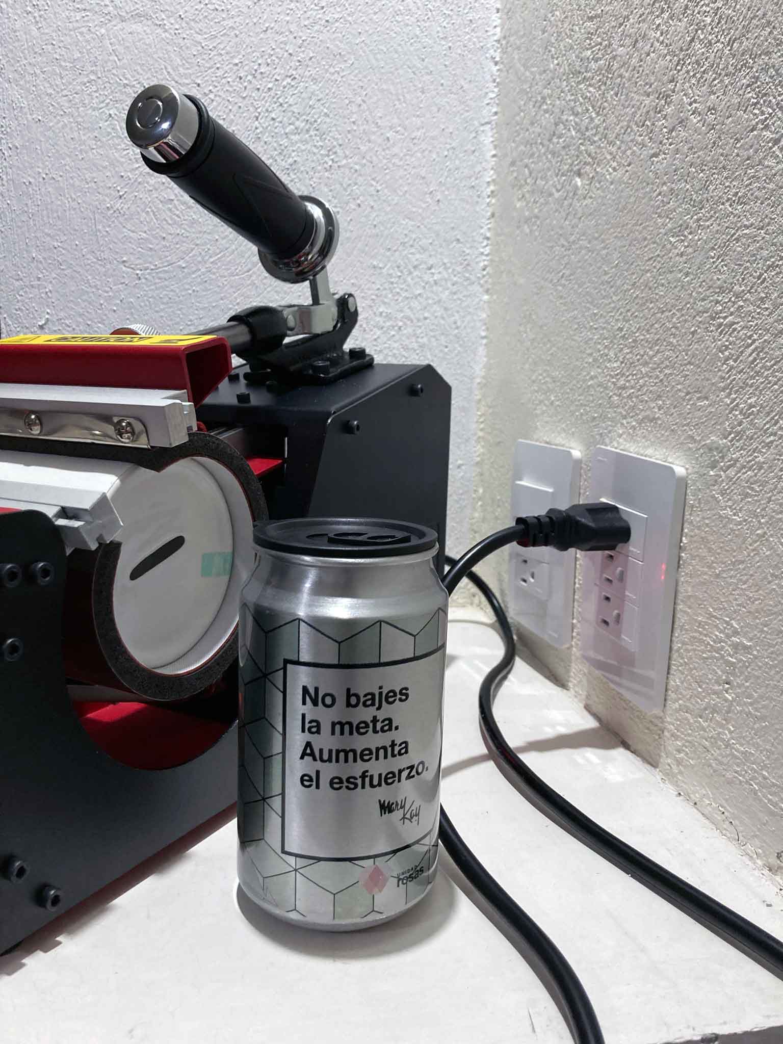 Lata de aluminio con tapa de plástico hermética