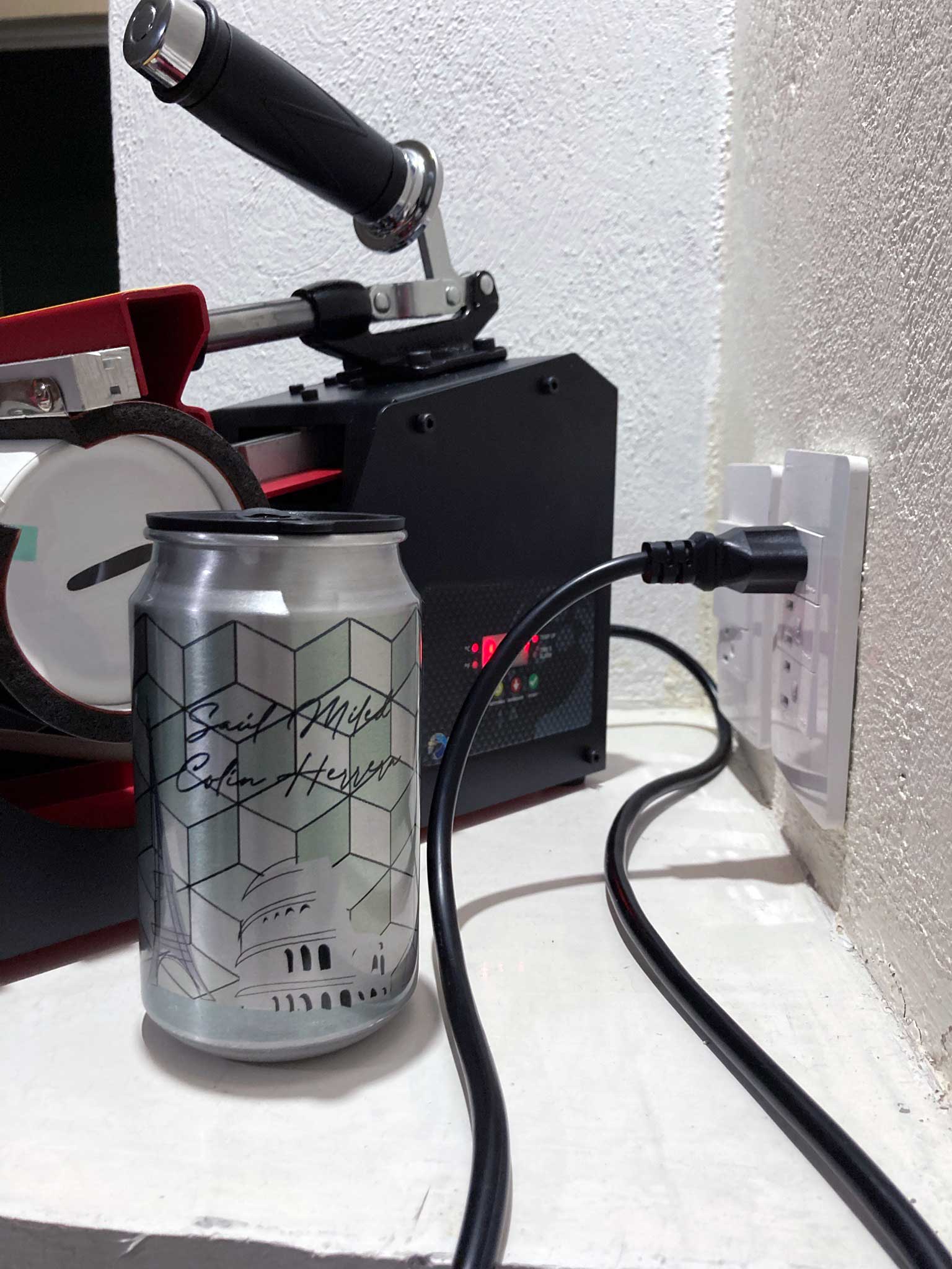Lata de aluminio con tapa de plástico hermética